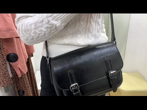 ❤️ Masturbasi publik dari jalang muda FeralBerry dengan dildo di kamar pas ❌ Video sialan pada kami ❤