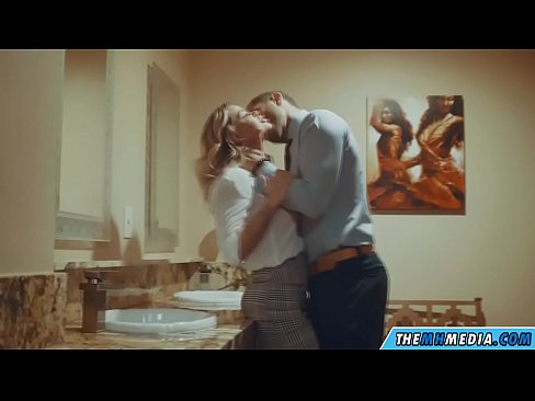 ❤️ Ketika seorang pirang berdada menggoda Anda di toilet umum ❌ Video sialan  pada kami ❤